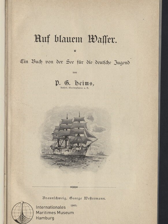 Titelblatt des Buches „Auf blauem Wasser“ mit Untertitel „Ein Buch von der See für die deutsche Jugend“, Autor P. G. Heims, einer Schwarzweiß-Radierung eines dreimastigen Segelschiffs vor Küste sowie Verlagsangabe und Stempel des Internationalen Maritimen Museums Hamburg (1905).