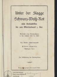Titelblatt eines alten Buchs in Frakturschrift: ‚Unter der Flagge Schwarz-Weiß-Rot‘ mit Untertitel über Erlebnisse eines Marineoffiziers 1900–1905, Angaben ‚Aus Briefen zusammengestellt von Albert Lauter, Nürtingen 1910‘, eingerahmt von einem schlichten Rahmen sowie Museumsstempel und handschriftlicher Notiz unten links.