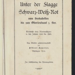 Titelblatt eines alten Buchs in Frakturschrift: ‚Unter der Flagge Schwarz-Weiß-Rot‘ mit Untertitel über Erlebnisse eines Marineoffiziers 1900–1905, Angaben ‚Aus Briefen zusammengestellt von Albert Lauter, Nürtingen 1910‘, eingerahmt von einem schlichten Rahmen sowie Museumsstempel und handschriftlicher Notiz unten links.