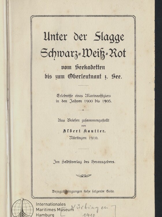 Titelblatt eines alten Buchs in Frakturschrift: ‚Unter der Flagge Schwarz-Weiß-Rot‘ mit Untertitel über Erlebnisse eines Marineoffiziers 1900–1905, Angaben ‚Aus Briefen zusammengestellt von Albert Lauter, Nürtingen 1910‘, eingerahmt von einem schlichten Rahmen sowie Museumsstempel und handschriftlicher Notiz unten links.