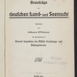 Titelblatt eines Buches mit der Überschrift „Grundzüge der deutschen Land- und Seemacht“, darunter Herausgeber- und Inspektionsangaben, ein Bibliotheksstempel, Verlagsangabe Berlin 1903 (Ernst Siegfried Mittler und Sohn) und ein Museumssignet unten links auf leicht fleckigem, vergilbtem Papier.