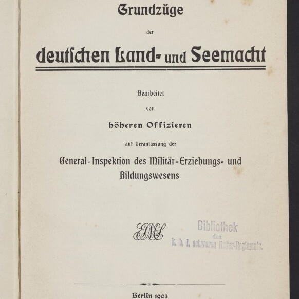 Titelblatt eines Buches mit der Überschrift „Grundzüge der deutschen Land- und Seemacht“, darunter Herausgeber- und Inspektionsangaben, ein Bibliotheksstempel, Verlagsangabe Berlin 1903 (Ernst Siegfried Mittler und Sohn) und ein Museumssignet unten links auf leicht fleckigem, vergilbtem Papier.