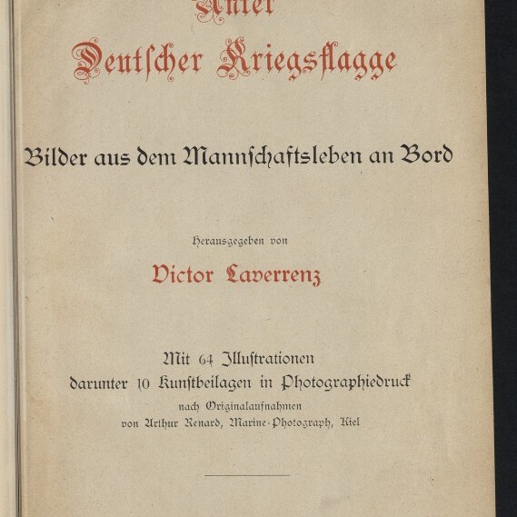 Titelblatt eines Buches mit rotem Frakturtitel „Unter Deutscher Kriegsflagge“, dem Untertitel „Bilder aus dem Mannschaftsleben an Bord“, Herausgeberangabe Victor Laverrenz, Angaben zu 64 Illustrationen, violette Inventarnummer RF 37905 oben rechts und Logo/Stempel des Internationalen Maritimen Museums Hamburg unten links.