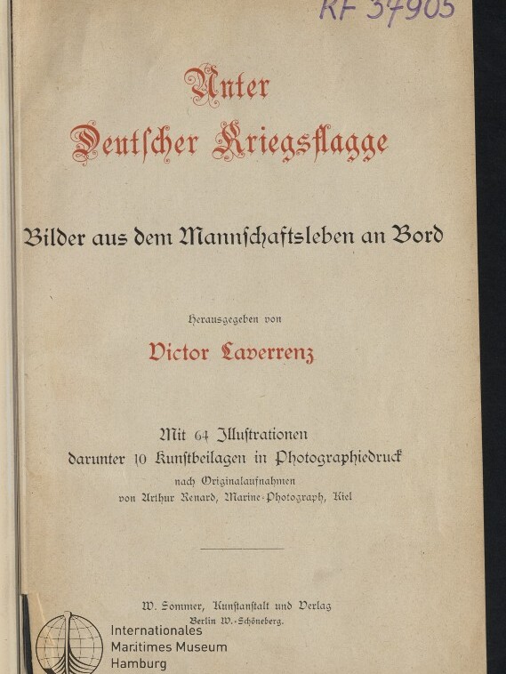 Titelblatt eines Buches mit rotem Frakturtitel „Unter Deutscher Kriegsflagge“, dem Untertitel „Bilder aus dem Mannschaftsleben an Bord“, Herausgeberangabe Victor Laverrenz, Angaben zu 64 Illustrationen, violette Inventarnummer RF 37905 oben rechts und Logo/Stempel des Internationalen Maritimen Museums Hamburg unten links.