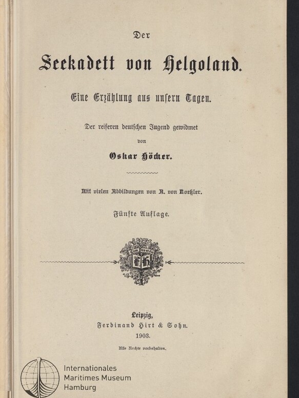 Titelblatt des Buches Der Seekadett von Helgoland (1903) mit Fraktur-Titel, dem Untertitel Eine Erzählung aus unsern Tagen, dem Autorenamen Oskar Höcker, Verlagsangabe Leipzig Ferdinand Hirt & Sohn, einem ornamentalen Wappenstempel in der Mitte und dem Stempel des Internationalen Maritimen Museums Hamburg unten links.