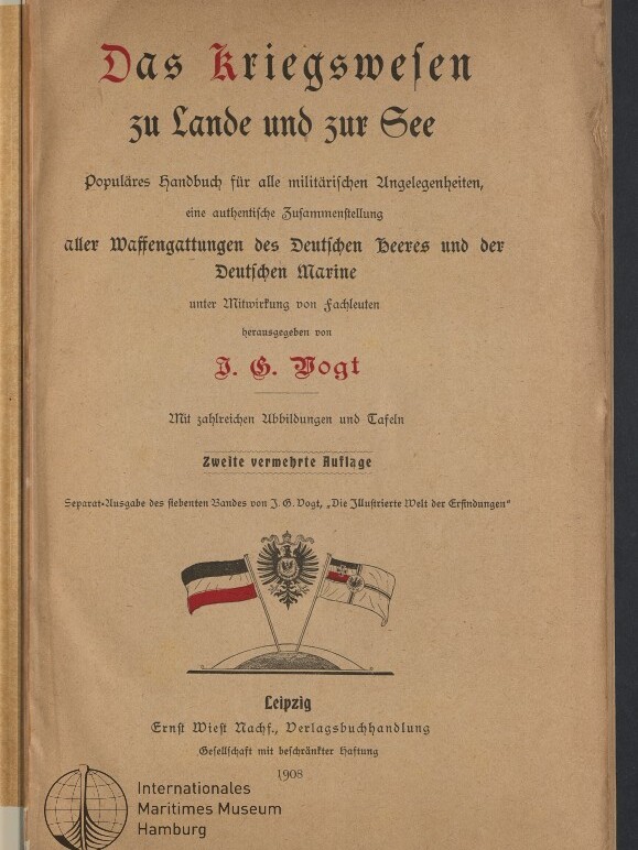 Titelblatt eines deutschsprachigen Buches von 1908 mit Frakturschrift: Überschrift »Das Kriegswesen zu Lande und zur See«, Herausgeberangabe J. G. Vogt, Verlagsangabe Leipzig, darunter ein Reichsadler zwischen zwei historischen Flaggen und ein Stempel des Internationalen Maritimen Museums Hamburg.