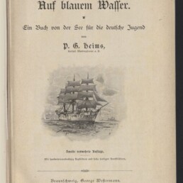 Titelseite des Buches „Auf blauem Wasser“ von P. G. Heims (1904) mit gotischer Titeltypografie, dem Untertitel „Ein Buch von der See für die deutsche Jugend“, einer zentralen Zeichnung eines dreimastigen Segelschiffs auf dem Meer, Verlagshinweis ‚Braunschweig, George Westermann‘ und Stempel des Internationalen Maritimen Museums Hamburg.