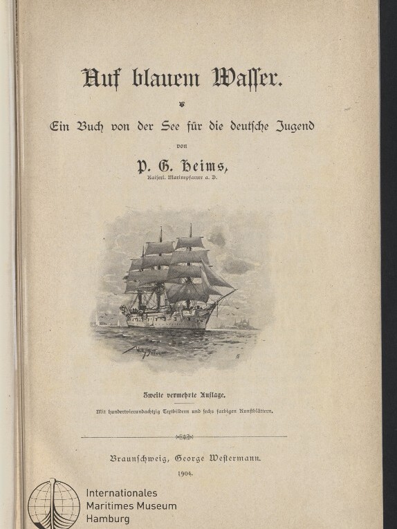 Titelseite des Buches „Auf blauem Wasser“ von P. G. Heims (1904) mit gotischer Titeltypografie, dem Untertitel „Ein Buch von der See für die deutsche Jugend“, einer zentralen Zeichnung eines dreimastigen Segelschiffs auf dem Meer, Verlagshinweis ‚Braunschweig, George Westermann‘ und Stempel des Internationalen Maritimen Museums Hamburg.