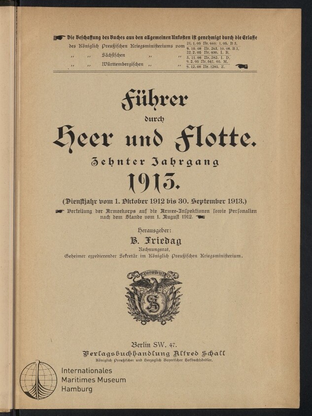 Titelblatt eines Buches von 1913 in schwarzer Frakturschrift mit dem Titel „Führer durch Heer und Flotte“, Herausgeberangabe H. Friedag, Verlags- und Ortsangabe Berlin, einem Wappenmotiv in der Mitte und dem Stempel/Logo des Internationalen Maritimen Museums Hamburg unten links.