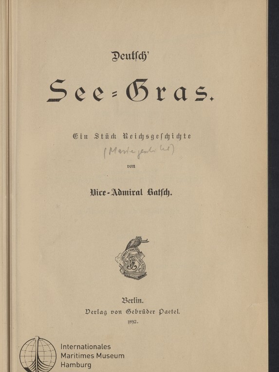 Titelblatt eines deutschen Buchs mit großem Frakturtitel See=Gras, Untertitel Ein Stück Reichsgeschichte, handschriftlicher Bleistiftnotiz, Wappengrafik, Verlagsangabe Berlin (Verlag von Gebrüder Paetel, 1892) und Stempel des Internationalen Maritimen Museums Hamburg