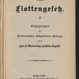 Titelblatt einer vergilbten Broschüre mit großem Fraktur-Titel „Zum Flottengesetz“, kleinem Untertitel und Textzeilen der Norddeutschen Allgemeinen Zeitung sowie Verlagsangabe „Berlin 1898“ und Museumsstempel des Internationalen Maritimen Museums Hamburg unten links.