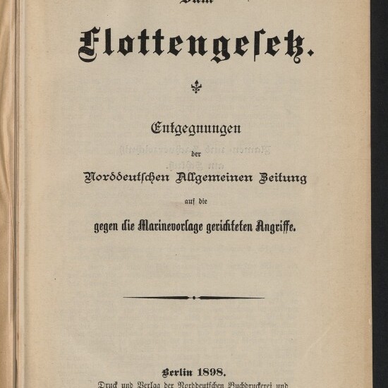 Titelblatt einer vergilbten Broschüre mit großem Fraktur-Titel „Zum Flottengesetz“, kleinem Untertitel und Textzeilen der Norddeutschen Allgemeinen Zeitung sowie Verlagsangabe „Berlin 1898“ und Museumsstempel des Internationalen Maritimen Museums Hamburg unten links.