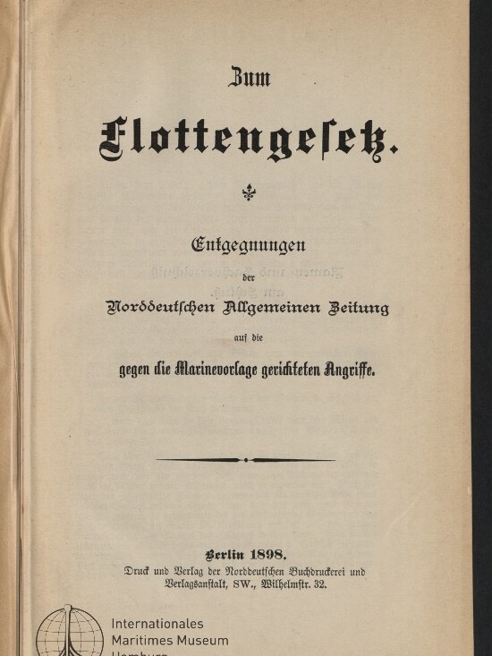 Titelblatt einer vergilbten Broschüre mit großem Fraktur-Titel „Zum Flottengesetz“, kleinem Untertitel und Textzeilen der Norddeutschen Allgemeinen Zeitung sowie Verlagsangabe „Berlin 1898“ und Museumsstempel des Internationalen Maritimen Museums Hamburg unten links.