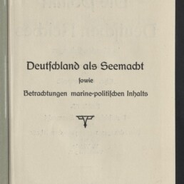 Titelblatt eines Buches mit dem gedruckten Titel Deutschland als Seemacht, der Unterzeile sowie Betrachtungen marine-politischen Inhalts, einem kleinen dekorativen Symbol in der Blattmitte und dem Logo des Internationalen Maritimen Museums Hamburg unten links.