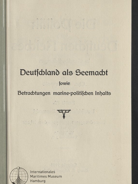 Titelblatt eines Buches mit dem gedruckten Titel Deutschland als Seemacht, der Unterzeile sowie Betrachtungen marine-politischen Inhalts, einem kleinen dekorativen Symbol in der Blattmitte und dem Logo des Internationalen Maritimen Museums Hamburg unten links.