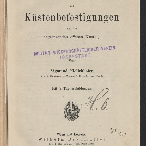 Titelblatt eines 1899 erschienenen Buchs mit dem alten Titel Die Vertheidigung von Küstenbefestigungen und der angrenzenden offenen Küsten von Sigmund Mielichhofer, versehen mit violettem Stempel MILITÄR-WISSENSCHAFTLICHER VEREIN JOSEFSTADT, handschriftlicher Notiz und Logo des Internationalen Maritimen Museums Hamburg.