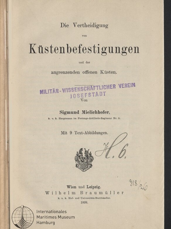 Titelblatt eines 1899 erschienenen Buchs mit dem alten Titel Die Vertheidigung von Küstenbefestigungen und der angrenzenden offenen Küsten von Sigmund Mielichhofer, versehen mit violettem Stempel MILITÄR-WISSENSCHAFTLICHER VEREIN JOSEFSTADT, handschriftlicher Notiz und Logo des Internationalen Maritimen Museums Hamburg.