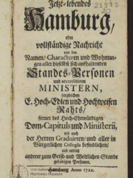 Titelblatt eines vergilbten Buches mit dekorativer Frakturschrift und großem Schriftzug „Hamburg“, handschriftlichen Randvermerken und Stempel; darunter ausführlicher deutscher Titeltext über Personen, Minister und Standeswesen, datiert Anno 1722, mit Logo des Internationalen Maritimen Museums Hamburg unten links.