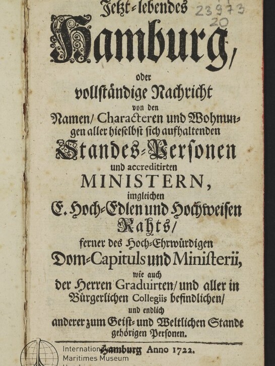 Titelblatt eines vergilbten Buches mit dekorativer Frakturschrift und großem Schriftzug „Hamburg“, handschriftlichen Randvermerken und Stempel; darunter ausführlicher deutscher Titeltext über Personen, Minister und Standeswesen, datiert Anno 1722, mit Logo des Internationalen Maritimen Museums Hamburg unten links.