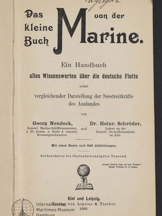 Titelblatt eines historischen deutschen Buches (1899) mit dominanter Typografie: großes Wort „Marine“ und Überschrift „Das kleine Buch“, Untertitel „Ein Handbuch – alles Wissenswerte über die deutsche Flotte“, Autorenangaben Georg Neudeck und Dr. Heinr. Schröder, Verlagsangabe Kiel und Leipzig 1899, handschriftlicher Namenszug oben sowie kleine Weltkugel-Illustration und Museumsstempel unten links.