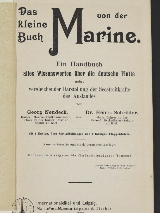 Titelseite eines Buches mit großem Schriftzug „Marine“ und dem Titel „Das kleine Buch von der Marine“, Untertitel „Ein Handbuch alles Wissenswerte über die deutsche Flotte“, den Autoren Georg Neudeck und Dr. Heinr. Schröder sowie Verlagsangaben Lipsius & Tischer, Leipzig 1902.