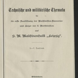 Titelseite einer deutschsprachigen Publikation von 1907 mit dem Titel Technische und militärische Themata in Frakturschrift, Untertitel zur Ausbildung der Maschinisten-Anwärter und Heizer auf der S.M. Maschinenhulk Leipzig, Verlagsort Wilhelmshaven und eingestempeltem Logo des Internationalen Maritimen Museums Hamburg.