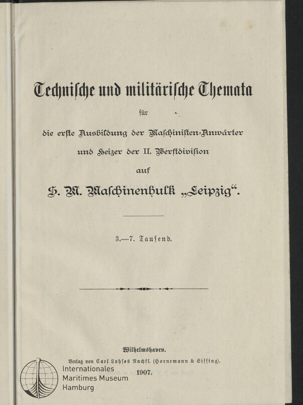 Titelseite einer deutschsprachigen Publikation von 1907 mit dem Titel Technische und militärische Themata in Frakturschrift, Untertitel zur Ausbildung der Maschinisten-Anwärter und Heizer auf der S.M. Maschinenhulk Leipzig, Verlagsort Wilhelmshaven und eingestempeltem Logo des Internationalen Maritimen Museums Hamburg.