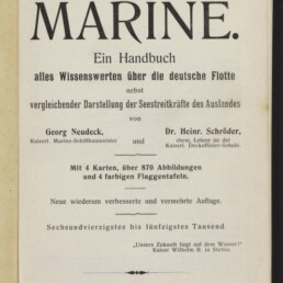 Titelseite eines Buches mit großem Titel ‚Das kleine Buch von der MARINE.‘, dem Untertitel ‚Ein Handbuch alles Wissenswerten über die deutsche Flotte‘, Autorenangaben Georg Neudeck und Dr. Heinr. Schröder sowie Verlagsangaben und einem Stempel des Internationalen Maritimen Museums Hamburg.