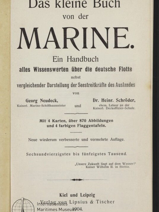 Titelseite eines Buches mit großem Titel ‚Das kleine Buch von der MARINE.‘, dem Untertitel ‚Ein Handbuch alles Wissenswerten über die deutsche Flotte‘, Autorenangaben Georg Neudeck und Dr. Heinr. Schröder sowie Verlagsangaben und einem Stempel des Internationalen Maritimen Museums Hamburg.