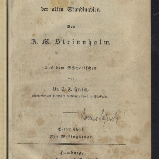 Titelblatt eines stark gebräunten, gefleckten Buches in Frakturschrift: „Wikingzüge, Staatsverfassung und Sitten der alten Skandinavier“ von A. M. Strinnholm, aus dem Schwedischen von Dr. G. F. Frisch, Hamburg bei Friedrich Perthes 1839, mit handschriftlicher Signatur und Stempel des Internationalen Maritimen Museums Hamburg.