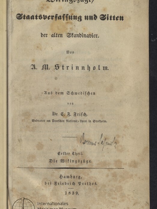 Titelblatt eines stark gebräunten, gefleckten Buches in Frakturschrift: „Wikingzüge, Staatsverfassung und Sitten der alten Skandinavier“ von A. M. Strinnholm, aus dem Schwedischen von Dr. G. F. Frisch, Hamburg bei Friedrich Perthes 1839, mit handschriftlicher Signatur und Stempel des Internationalen Maritimen Museums Hamburg.