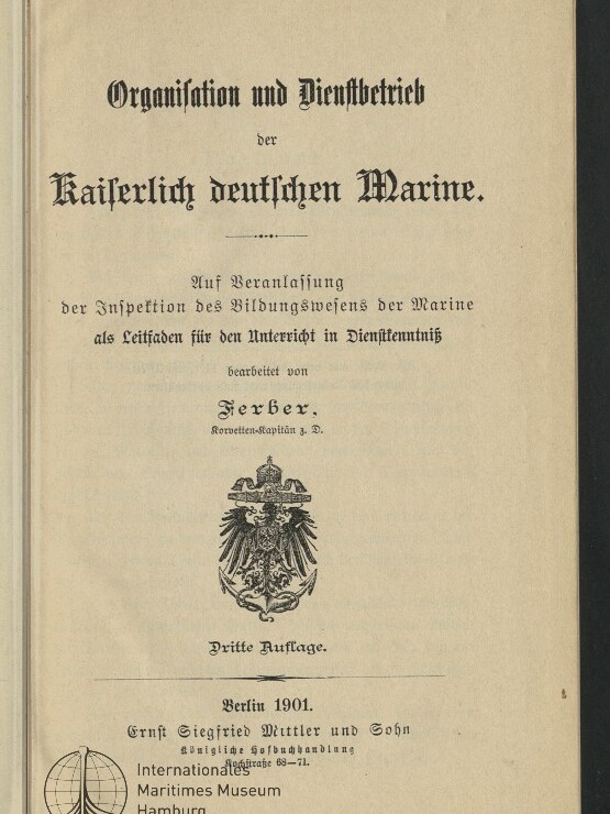 Titelblatt einer 1901 erschienenen Ausgabe „Organisation und Dienstbetrieb der Kaiserlich deutschen Marine“ in schwarzer Frakturschrift, mit kaiserlichem Reichsadler in der Bildmitte und Stempel des Internationalen Maritimen Museums Hamburg.