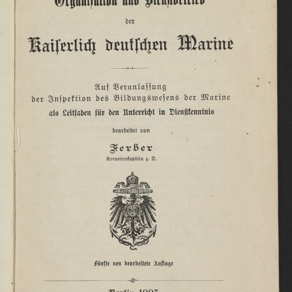Titelseite eines Buchs mit schwarzer Frakturschrift ‚Organisation und Dienstbetrieb der Kaiserlich deutschen Marine‘, Verfasser- und Verlagsangaben (Berlin 1905), einem großen Kaiseradler-Wappen in der Mitte sowie einem Stempel des Maritimen Museums Hamburg.
