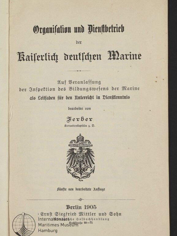 Titelseite eines Buchs mit schwarzer Frakturschrift ‚Organisation und Dienstbetrieb der Kaiserlich deutschen Marine‘, Verfasser- und Verlagsangaben (Berlin 1905), einem großen Kaiseradler-Wappen in der Mitte sowie einem Stempel des Maritimen Museums Hamburg.