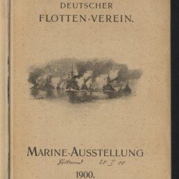Titelseite eines vergilbten Programmhefts mit dem großen Titel DEUTSCHER FLOTTEN-VEREIN und darunter MARINE-AUSSTELLUNG 1900, mittig eine Zeichnung rauchender Kriegsschiffe auf See sowie handschriftliche Notizen oben und unten; unten links Logo und Schriftzug des Internationalen Maritimen Museums Hamburg.