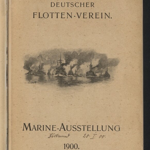 Titelseite eines vergilbten Programmhefts mit dem großen Titel DEUTSCHER FLOTTEN-VEREIN und darunter MARINE-AUSSTELLUNG 1900, mittig eine Zeichnung rauchender Kriegsschiffe auf See sowie handschriftliche Notizen oben und unten; unten links Logo und Schriftzug des Internationalen Maritimen Museums Hamburg.