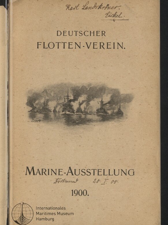Titelseite eines vergilbten Programmhefts mit dem großen Titel DEUTSCHER FLOTTEN-VEREIN und darunter MARINE-AUSSTELLUNG 1900, mittig eine Zeichnung rauchender Kriegsschiffe auf See sowie handschriftliche Notizen oben und unten; unten links Logo und Schriftzug des Internationalen Maritimen Museums Hamburg.