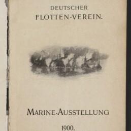 Gealtertes Deckblatt mit der Überschrift „DEUTSCHER FLOTTEN-VEREIN.“, einer kleinen Gravur rauchender Kriegsschiffe auf See, dem Schriftzug „MARINE-AUSSTELLUNG 1900.“ und dem Logo des Internationalen Maritimen Museums Hamburg.
