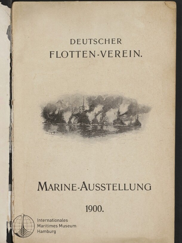 Gealtertes Deckblatt mit der Überschrift „DEUTSCHER FLOTTEN-VEREIN.“, einer kleinen Gravur rauchender Kriegsschiffe auf See, dem Schriftzug „MARINE-AUSSTELLUNG 1900.“ und dem Logo des Internationalen Maritimen Museums Hamburg.