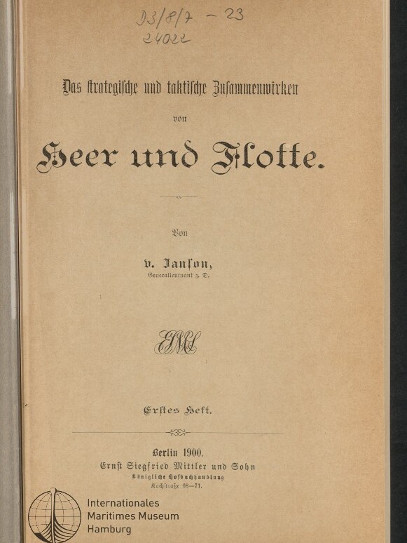 Altes Titelblatt mit Frakturschrift-Titel ‚Das strategische und taktische Zusammenwirken von Heer und Flotte‘, Autor- und Verlagsangaben (Generalleutnant a. D., Berlin 1900, Ernst Siegfried Mittler und Sohn), handschriftlicher Notiz oben und Museumssignet des Internationalen Maritimen Museums Hamburg unten links.