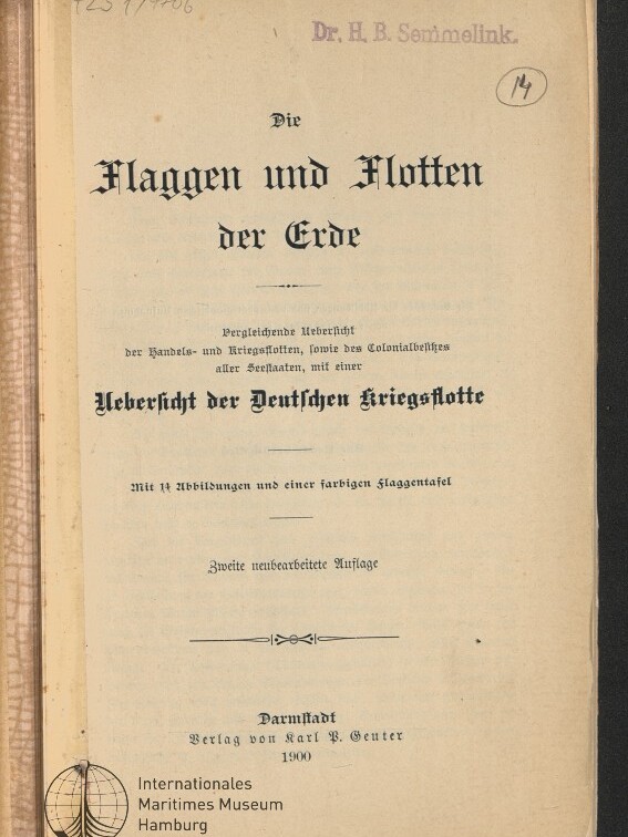 Titelblatt eines Buches in Frakturschrift mit Überschrift „Die Flaggen und Flotten der Erde“, versehen mit dem Stempel „Dr. H. B. Semmelink“, einer handschriftlichen Kreisnummer „14“ oben rechts, dem Museumssiegel „Internationales Maritimes Museum Hamburg“ unten links und Verlagsangabe Darmstadt 1900.