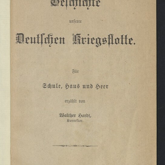 Titelseite eines alten Buchs mit ornamentaler Frakturschrift: „Geschichte unserer Deutschen Kriegsflotte“ mit Untertitel „Für Schule, Haus und Heer“, Autorangabe Walther Hardt und Stempel des Internationalen Maritimen Museums Hamburg.