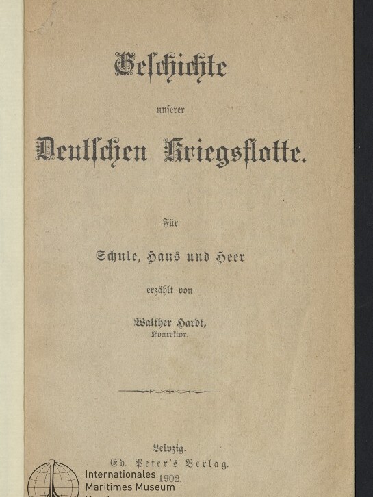 Titelseite eines alten Buchs mit ornamentaler Frakturschrift: „Geschichte unserer Deutschen Kriegsflotte“ mit Untertitel „Für Schule, Haus und Heer“, Autorangabe Walther Hardt und Stempel des Internationalen Maritimen Museums Hamburg.