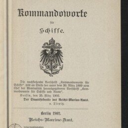 Titelseite einer deutschen Marinevorschrift in Frakturschrift mit dem Titel „Kommandoworte für Schiffe“, darunter ein detaillierter Reichsadler, gedruckte Verlagsangaben „Berlin 1902 Reichs-Marine-Amt“ und das Logo des Internationalen Maritimen Museums Hamburg.