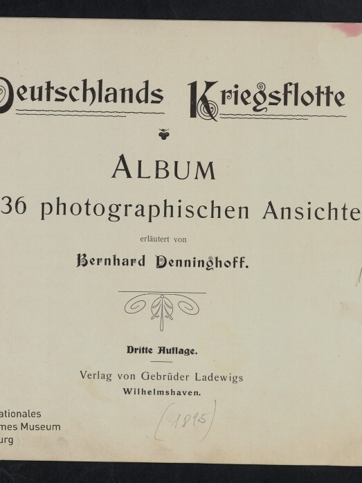 Titelblatt eines Albums mit der Überschrift „Deutschlands Kriegsflotte“ in dekorativer Frakturschrift, darunter „Album mit 36 photographischen Ansichten“, Erläuterung von Bernhard Denninghoff, Verlagsangabe, dekoratives Ornament, Stempel des Internationalen Maritimen Museums Hamburg und mehrere handschriftliche Notizen am Rand.