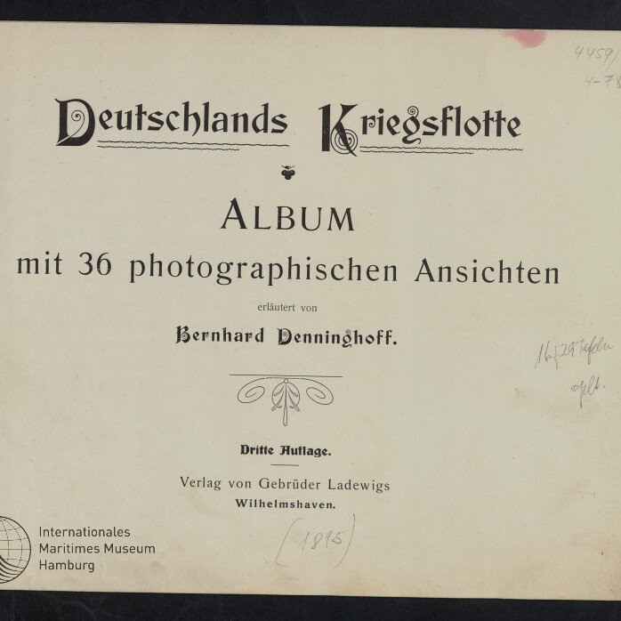 Titelblatt eines Albums mit der Überschrift „Deutschlands Kriegsflotte“ in dekorativer Frakturschrift, darunter „Album mit 36 photographischen Ansichten“, Erläuterung von Bernhard Denninghoff, Verlagsangabe, dekoratives Ornament, Stempel des Internationalen Maritimen Museums Hamburg und mehrere handschriftliche Notizen am Rand.