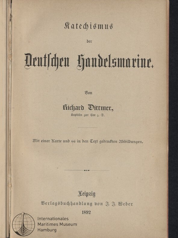 Titelblatt eines Buches in Frakturschrift mit dem Titel ‚Katechismus der Deutschen Handelsmarine‘, dem Autor Richard Dittmer, Verlagsangabe Leipzig und Jahreszahl 1892 sowie einem Stempel des Internationalen Maritimen Museums Hamburg unten links.