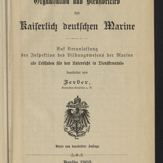 Titelseite eines Buches mit schwarzer Frakturschrift 'Organisation und Dienstbetrieb der Kaiserlich deutschen Marine', darunter Herausgeberangaben, ein Reichsadler-Wappen mit Anker und Krone sowie Verlagszeile 'Berlin 1903 Ernst Siegfried Mittler und Sohn' und ein Stempel des Internationalen Maritimen Museums Hamburg.