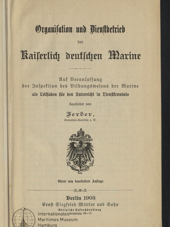 Titelseite eines Buches mit schwarzer Frakturschrift 'Organisation und Dienstbetrieb der Kaiserlich deutschen Marine', darunter Herausgeberangaben, ein Reichsadler-Wappen mit Anker und Krone sowie Verlagszeile 'Berlin 1903 Ernst Siegfried Mittler und Sohn' und ein Stempel des Internationalen Maritimen Museums Hamburg.