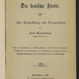 Titelblatt eines alten Buchs auf vergilbtem Papier mit schwarzer Frakturschrift Die deutsche Flotte, Untertitel Ihre Entwickelung und Organisation, Verfasser Graf Reventlow, Verlagsangabe Zweibrücken i. Pfalz, Fr. Lehmann's Buchhandlung 1901 sowie einem Museumssiegel des Internationalen Maritimen Museums Hamburg unten links.